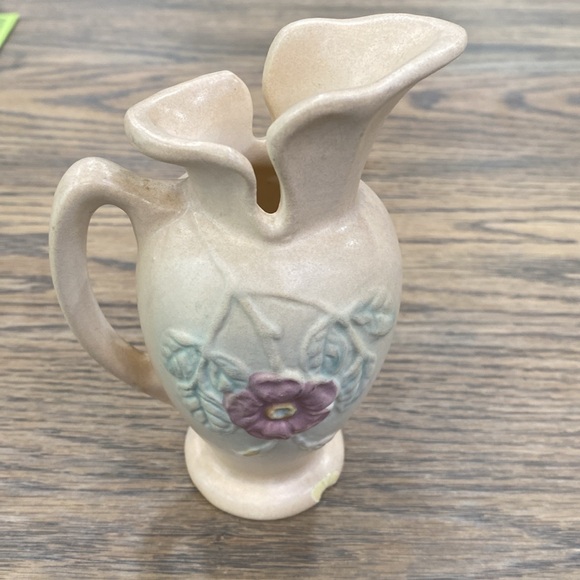 Hull USA J20 4 3/4” Vintage Cream Ceramic Vase with Floral Design. - Picture 3 of 8